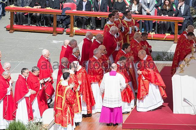cardinals-take-communion-in-saint-peters-square-for-palm-sunday.jpg