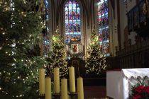 Được đặt cây Giáng sinh trong cung thánh không?